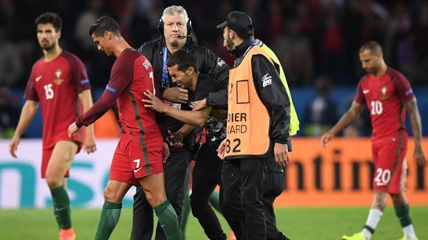 
                <strong>Schöne Geste trotz sportlicher Enttäuschung</strong><br>
                Der Flitzer kann sein Glück kaum fassen. Schöne Geste von Ronaldo. Nach einem vergebenen Elfer und einem enttäuschenden Spiel hätten wohl wenige so reagiert wie der portugiesische Superstar.
              