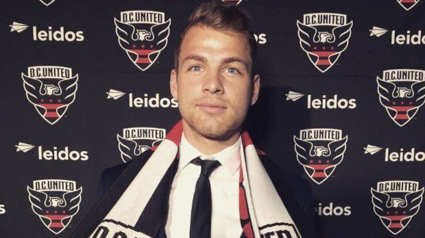 
                <strong>Julian Büscher</strong><br>
                Julian Büscher - D.C United: Als Julian Büscher 2013 nach Amerika ging, konnte er kein Wort Englisch: "Als ich aus dem Flugzeug stieg und mein neuer Trainer mich nach meinem Namen fragte, sagte ich nur 'Yes', weil ich nicht wusste, was ich sagen sollte." Zwei Jahre später ist Büschner ein gefragter Mann: Der offensive Mittelfeldspieler, der in der Jugend beim VfL Bochum kickte, wurde an elfter Stelle in der ersten Runde von D.C. United gedraftet.
              