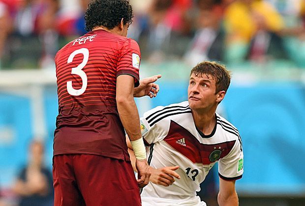 
                <strong>Der Clinch: Thomas Müller vs. Pepe</strong><br>
                Müller lässt das nicht auf sich sitzen und springt auf. "Ich habe einen Schlag gespürt, was danach passiert ist, kann ich nicht mehr so genau sagen", sagte Müller nach dem Spiel.
              