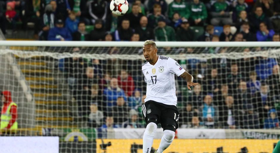 
                <strong>Jerome Boateng</strong><br>
                Der nach einem Jahr Nationalmannschaftspause zurückgekehrte Innenverteidiger steht extrem hoch und verteilt die Bälle von dort aus. Ein paar Mal versucht er es direkt mit einem hohen Ball nach vorne zu den Angreifern, ist dabei aber zu ungenau. Ein eher unspektakuläres Spiel des Bayern-Profis. ran-Note: 3. 
              