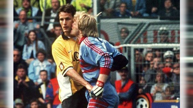 
                <strong>Oliver Kahn vs Heiko Herrlich</strong><br>
                In einem Best-of aller Ausraster darf Oliver Kahn natürlich nicht fehlen. Nachdem BVB-Fans in der Saison 1998/99 Bananen in Richtung des Bayern-Keepers warfen, verlor der die Nerven. Kahn flog Stephane Chapuisat mit ausgestrecktem Bein in Kung Fu-Manier entgegen. Wenige Minuten zuvor wollte der Torwart-Titan dem Dortmunder Heiko Herrlich in den Hals beißen - ohne Konsequenzen.
              