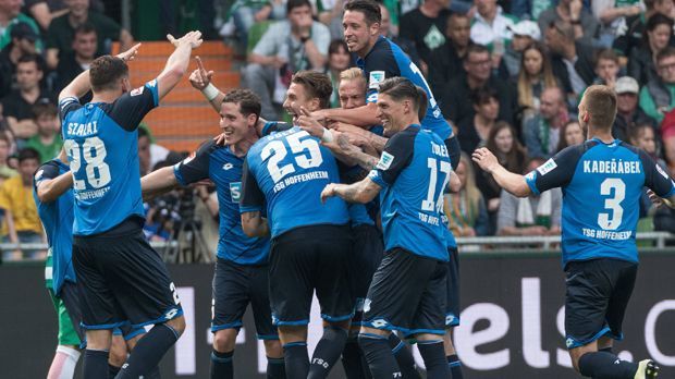 
                <strong>TSG Hoffenheim (4., 61 Punkte)</strong><br>
                Die Kraichgauer haben den größten Erfolg ihrer Vereinsgeschichte mit Platz vier schon eingetütet, das direkte Ticket zur Königsklasse ist aber auch noch drin. Ideal wäre natürlich ein Sieg gegen den FC Augsburg, im Idealfall ein hoher. Und dann gilt es, auf einen Patzer des BVB zu hoffen. Kommen beide Mannschaften auf die gleichen Punkte und Tore (aktuell 68:37 und 64:37), würde der direkte Vergleich greifen. Und der geht an den BVB.
              