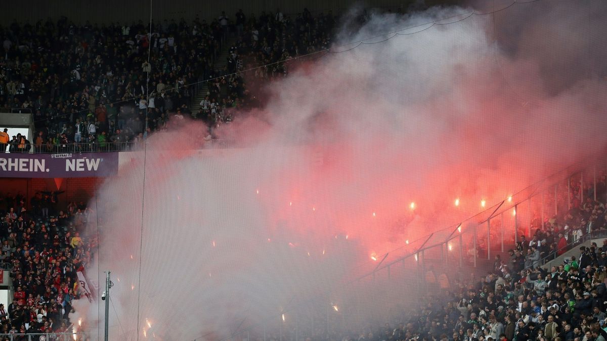 Freiburger Fans zündet Pyrotechnik im Stadion