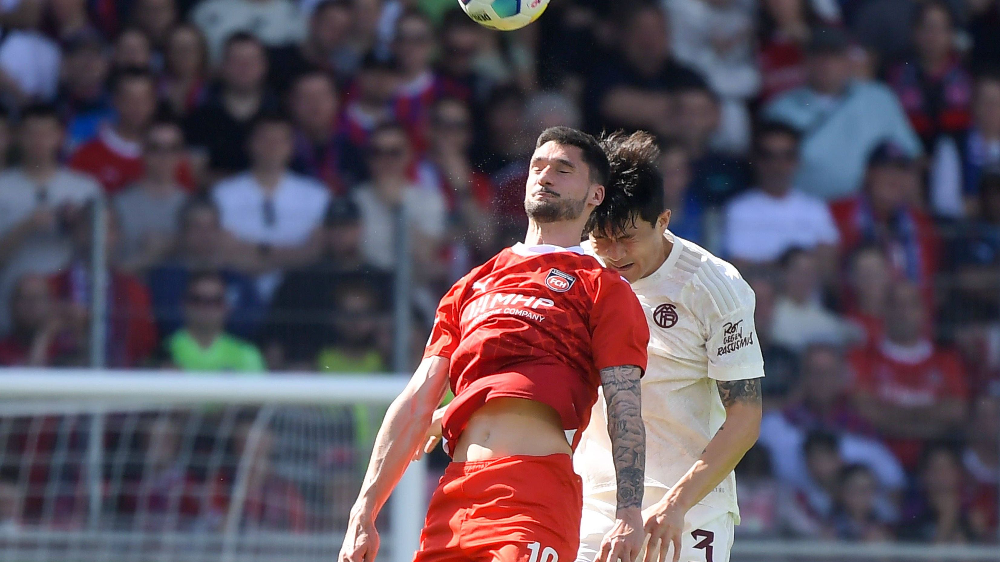 <strong>Minjae Kim</strong><br>Tuchel tauscht die Innenverteidigung und so darf auch der Koreaner wieder von Beginn an ran. Anfangs von harmlosen Heidenheimern kaum gefordert, sieht Kim kurz nach der Pause gleich zweimal nicht gut aus. Beim 1:2 klärt er im Kopfballduell nicht richtig, eine Minute später verliert er Tim Kleindienst in der Mitte völlig aus den Augen – 2:2. Beim 2:3 stürmt er ohne Not vor. Maßgeblich verantwortlich für die schwache zweite Halbzeit. <strong>ran-Note: 5</strong>