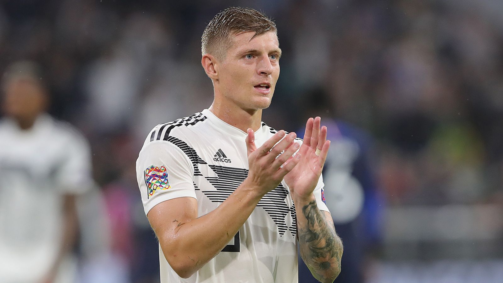
                <strong>Toni Kroos</strong><br>
                &#x2022; Position: Mittelfeld/Angriff -<br>&#x2022; Alter: 31 Jahre -<br>&#x2022; Verein: Real Madrid<br>
              