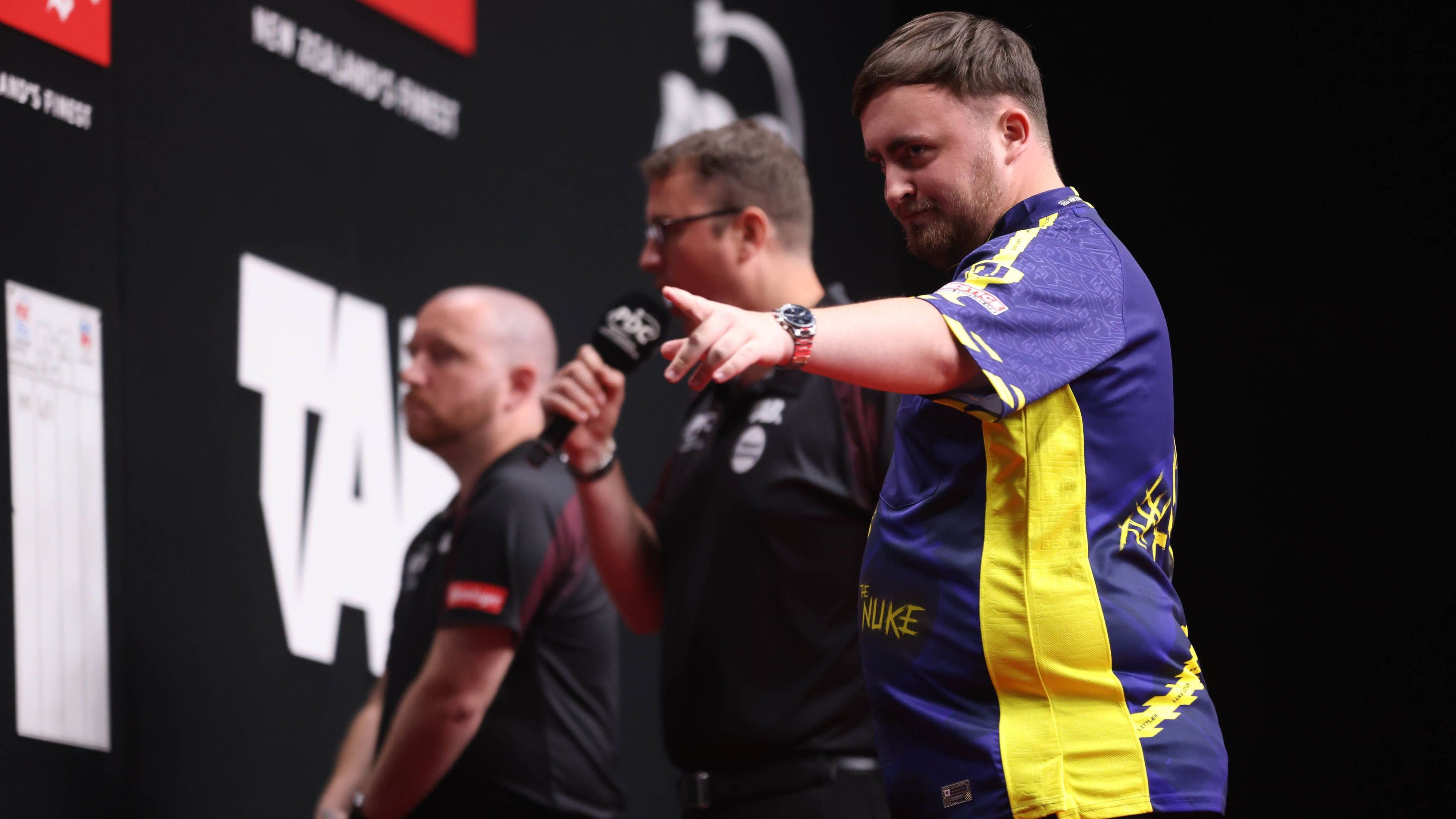 <strong>World Series of Darts Finals<br></strong>Über sieben Turniere der World Series können sich Spieler für dieses Event qualifizieren. Acht hoch platzierte Spieler der Order of Merit erhalten eine Wildcard, hinzu kommen noch Qualifikanten aus der jeweiligen Region. Die Leistungen werden in einer Tabelle zusammengefasst - die Top 8 ist sicher dabei. Hinzu kommen noch hoch gesetzte Spieler der Order of Merit sowie Teilnehmer der nationalen Events und Qualifikanten. Den Sieg holte sich 2024 Luke Littler (11:4 gegen Michael Smith).