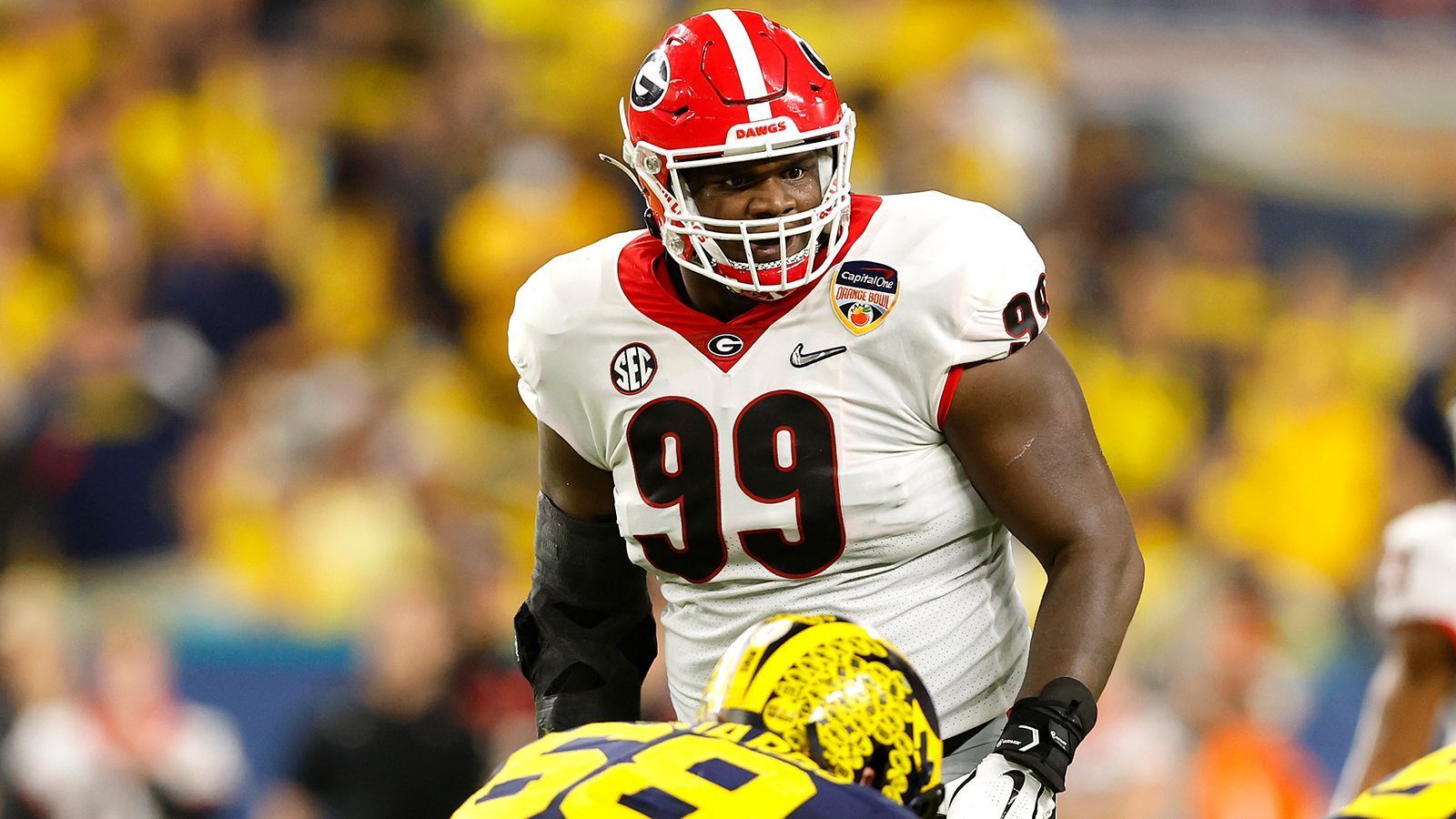 
                <strong>Jordan Davis (Georgia)</strong><br>
                Das Skillset der Ein-Mann-Abrissbirne aus Georgia lässt sich ziemlich leicht auf die NFL übertragen. Davis schob Offensive Liner umher wie Spielzeugautos und verschluckte regelmäßig Running Backs. Dank seiner schieren Größe, Gewichtsklasse und Power gepaart mit unfassbarer Athletik dürfte dies auch in der NFL der Regelfall sein. Sein Einfluss geht dabei über den Statistikbogen hinaus. Im Laufspiel kann er kaum vom Fleck bewegt werden und gibt so Teams die Möglichkeit, weniger Spieler in die Box abstellen zu müssen, um den Lauf zu verteidigen. Im Passspiel zieht er Double Teams auf sich, das bietet den anderen Pass Rushern Eins-gegen-Eins Möglichkeiten. Lediglich als Pass Rusher ist Davis nicht sonderlich effektiv. Zudem ist fraglich, ob seine Kondition reicht, um ein Vollzeitstarter zu werden. Bei Georgia spielte er nie mehr als 380 Snaps pro Saison. 
              