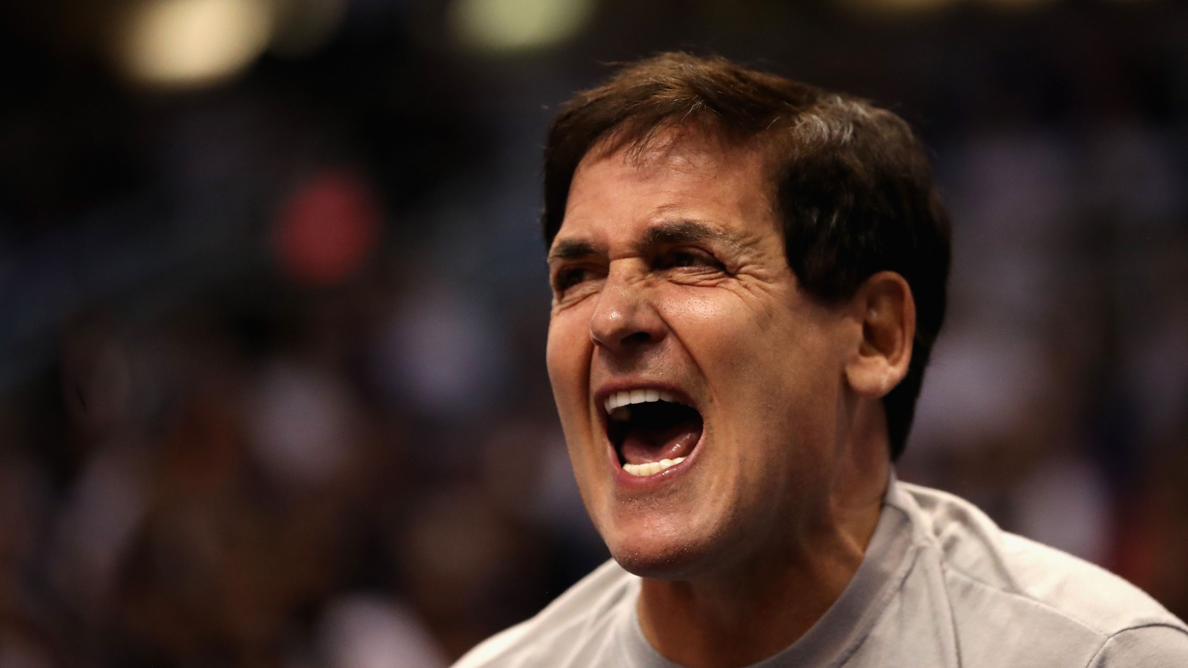 <strong>4. Platz: Mark Cuban (2018) - 600.000 US-Dollar</strong><br>2018 gab Mark Cuban in einem Podcast zu, dass die Mavericks seit mehr als einem Jahr "Tanking" (absichtlich verlieren, um einen hohen Draft-Pick zu bekommen) betreiben würden. "Verlieren ist unsere beste Option", sagte der Besitzer der Mavs. Nur Monate nach der Aussage draftete Dallas Luka Doncic. Die 600.000 Dollar Strafe waren somit zu verschmerzen.