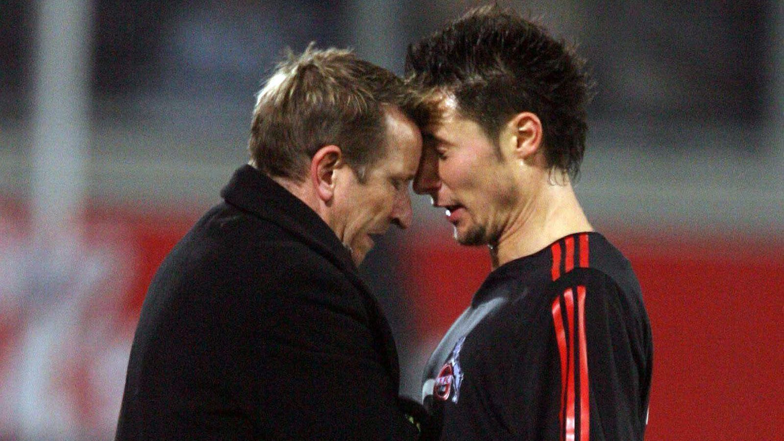 <strong>Norbert Meier (MSV Duisburg, drei Monate Sperre)</strong><br>
                Dieses Bild hält einen der kuriosesten Bundesliga-Skandale fest. Die Haupt-Protagonisten: der damalige Duisburg-Coach Norbert Meier (li.) und Kölns Albert Streit. Nach einem Kopf-an-Kopf-Duell der beiden versuchte sich Meier 2005 als Opfer darzustellen. Wie die TV-Bilder jedoch zeigten, ging die Aktion vom damaligen MSV-Coach aus.