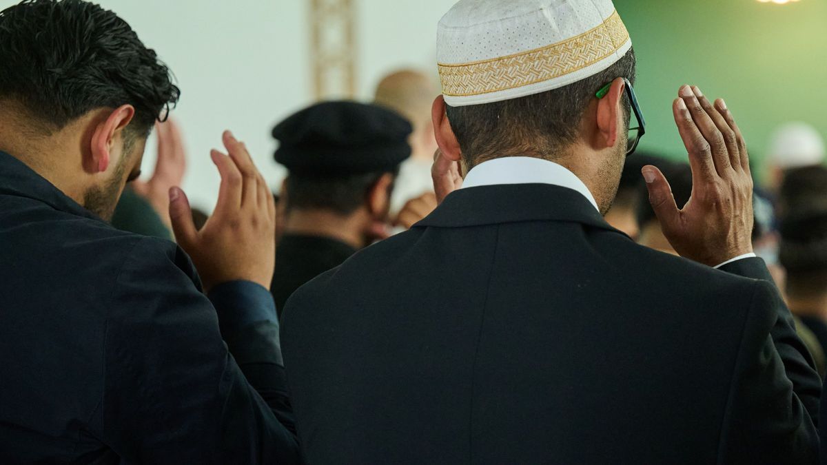 6. Juni Berlin: Muslimische Männer beten in der Khadija Moschee zum muslimischen Fest Eid al-Adha. 