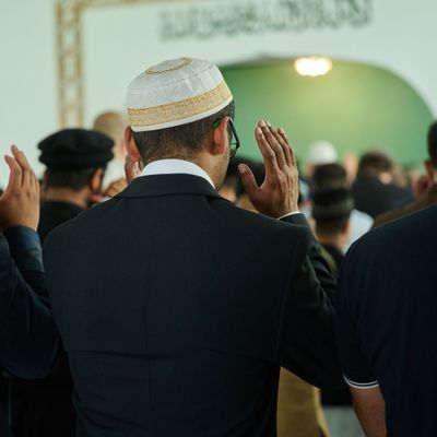 6. Juni Berlin: Muslimische Männer beten in der Khadija Moschee zum muslimischen Fest Eid al-Adha. 
