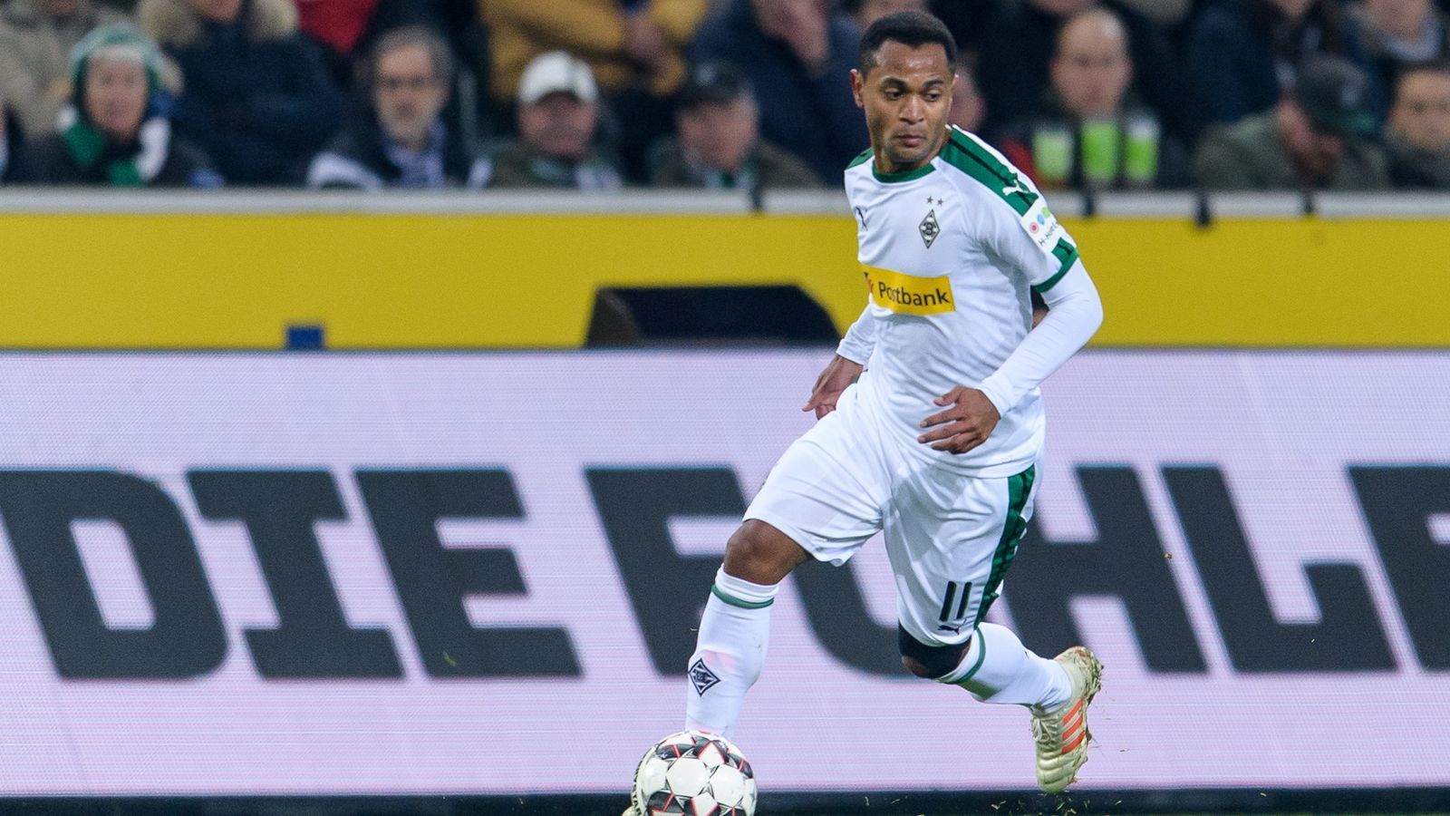 
                <strong>Raffael (Borussia Mönchengladbach)</strong><br>
                Der Brasilianer kommt in der Schlussphase für Stindl und damit zu seinem ersten Einsatz seit Anfang Oktober. Dabei fällt er weder auf noch ab. ran-Note: ohne Bewertung
              