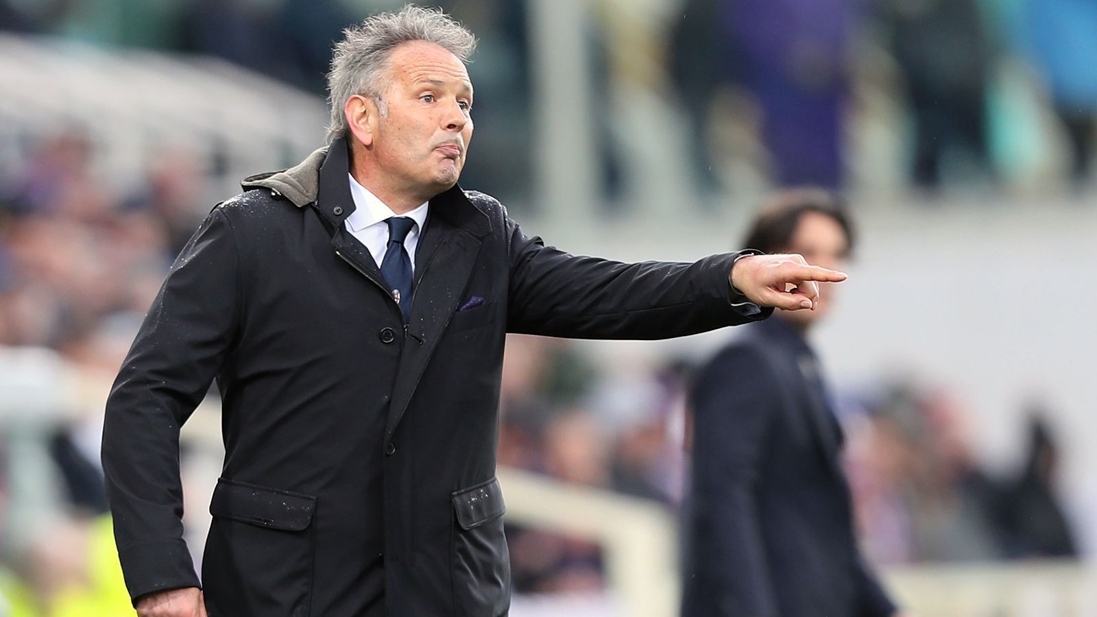 
                <strong>Trainer-Kandidat Sinisa Mihajlovic</strong><br>
                Der 50-jährige Serbe Sinisa Mihajlovic kennt die Serie A aus diversen Stationen als Spieler und nun auch Trainer bestens. Während er allerdings als Spieler bei Großklubs wie Inter Mailand oder Lazio Rom erfolgreich war, arbeitete der Ex-Profi als Trainer bislang zumeist nur bei kleineren Serie-A-Klubs erfolgreich. Derzeit führt der frühere Nationalspieler gerade Bologna aus den Abstiegsregionen in Italiens Oberhaus, dafür hat es davor bei Milan nicht so recht geklappt. Laut "Gazzetta dello Sport" soll er aber dennoch auf Juves Trainerliste unter den Außenseiterkandidaten zu finden sein. 
              