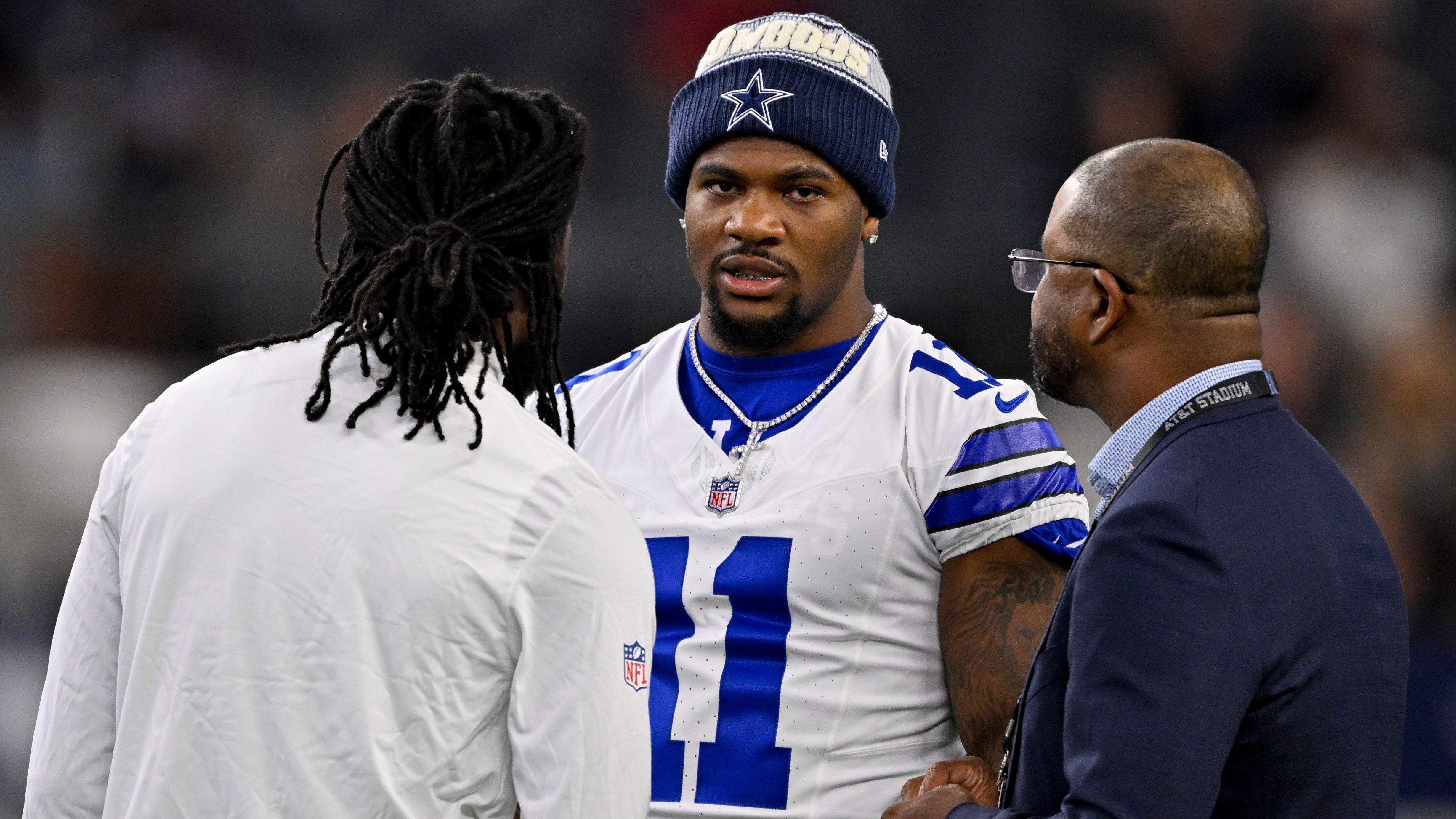 <em><strong>Micah Parsons (Dallas Cowboys)</strong><br>Jerry Jones hat erneut über die Vertragssituation von Pass Rusher Micah Parsons gesprochen. Auf dem YouTube-Kanal von Michael Irvin behauptet er, sein Angebot hätte Parsons zum bestbezahlten Nicht-Quarterback der NFL-Geschichte gemacht. Einziges Hindernis sei sein Berater gewesen. "Als wir seinem Berater die Details geschickt haben, sagte er uns, wir können sie uns in den Arsch stecken."</em>