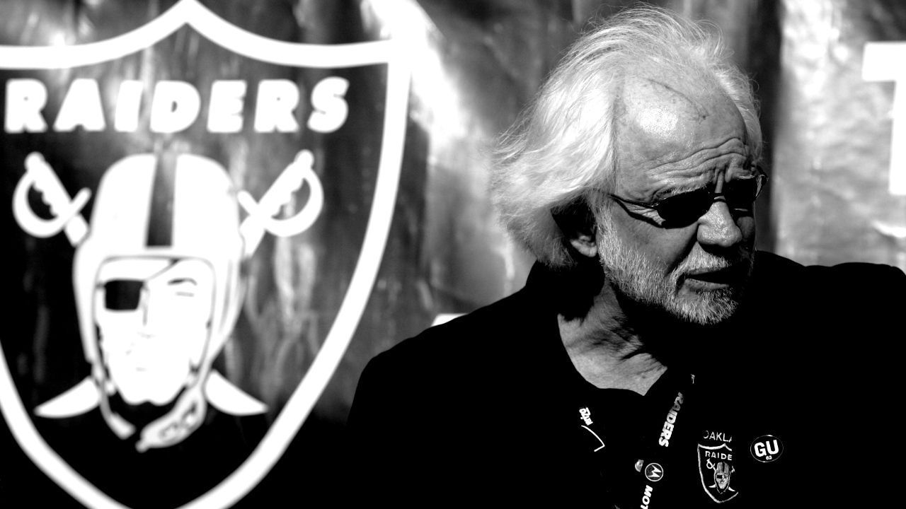 
                <strong>Ken Stabler (aktiv: 1968-1984) </strong><br>
                Ken Stabler war zwar nicht der erste linkshändige Quarterback in der NFL, doch seine Verdienste trugen dazu bei, dass es die vorangegangen Kandidaten überhaupt gab. In seiner fast 20 Jahre andauernden Karriere konnte er unter Coach John Madden den Super Bowl gewinnen. Im Jahr 2015 verstarb er an Krebs im Alter von 69 Jahren. 
              