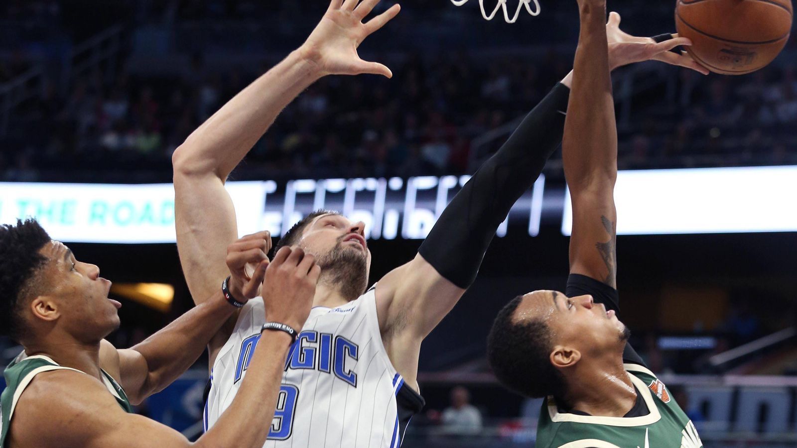 
                <strong>Osten: Milwaukee Bucks (1) vs. Orlando Magic (8)</strong><br>
                Die Milwaukee Bucks dominierten den Osten. Mit 118,7 Punkten haben sie die beste Offensive der gesamten Liga. Auch die 51,7 Rebounds pro Spiel und das Defensiv-Rating von 102,5 sind Bestwerte. Der Superstar ist der amtierende MVP Giannis Antetokounmpo. Mit 25,5 Punkten und 12,2 Rebounds ist er der Schlüsselspieler seiner Mannschaft. Die Bucks gelten als heißer Titelkandidat, weisen nach dem Restart allerdings Schwächen auf und konnten nur drei von acht Spielen gewinnen. Orlando Magic erzielt pro Spiel nur 107,3 Punkte – Platz 24 der NBA. Nikola Vucevic, Schlüsselspieler der Orlando Magic, geht allerdings mit Verletzungsproblemen in die Playoffs. Die Bucks sind insgesamt sowohl offensiv als auch defensiv das klar bessere Team. ran.de-Tipp: Die Bucks gewinnen 4:0  
              