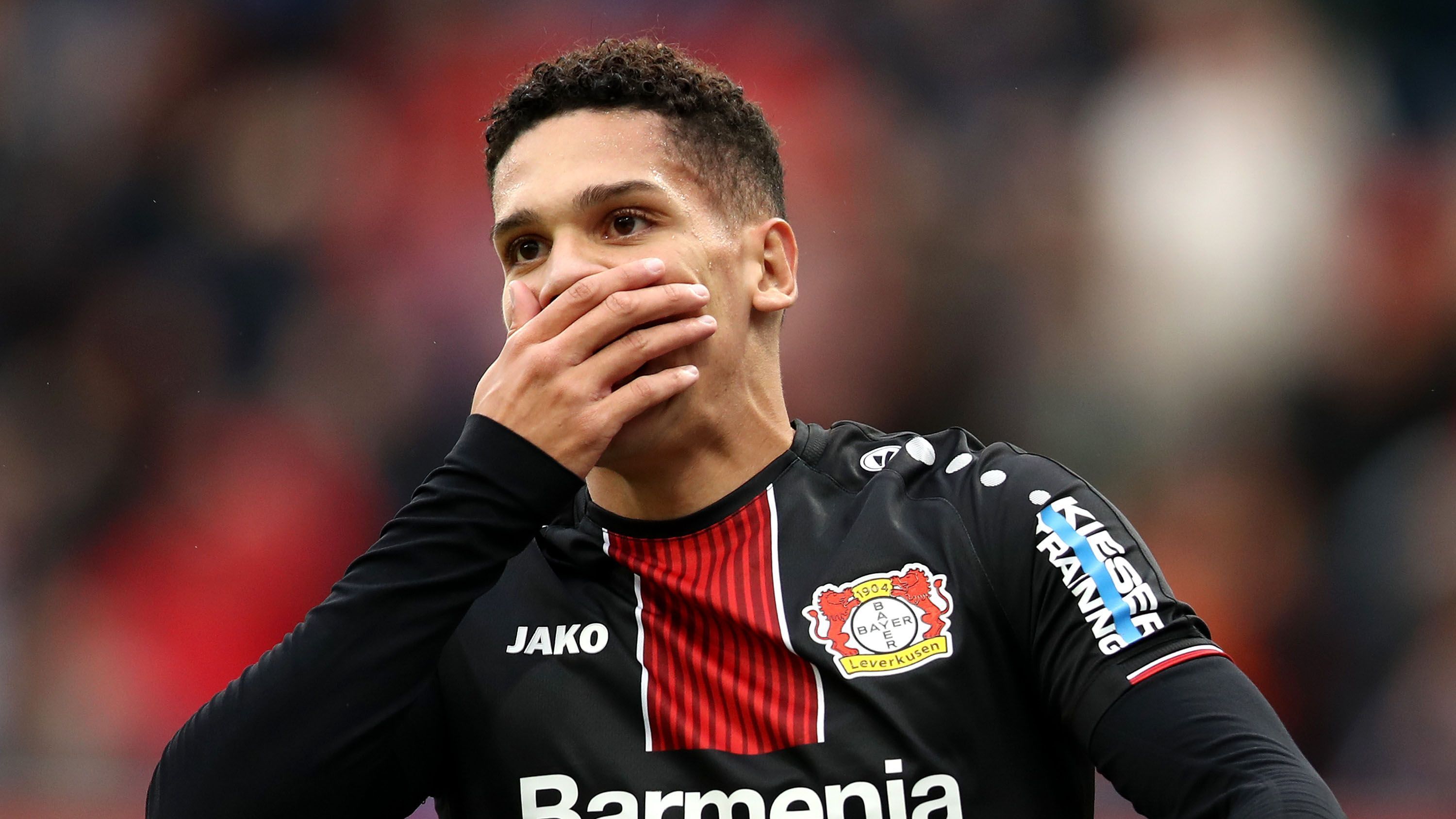 
                <strong>Paulinho (Bayer Leverkusen) </strong><br>
                Der 18-Jährige gilt als großer Hoffnungsträger für die Zukunft von Bayer Leverkusen. Im Sommer 2018 war der Brasilianer der Werkself deshalb 18,5 Millionen Euro wert und wurde mit einem Fünfjahresvertrag bis Sommer 2023 ausgestattet. Dabei soll der junge Mittelfeldspieler von Bayer auch eine saftige Ausstiegsklausel in den Vertrag bekommen haben. Alexandre Campello, Präsident seines Ex-Vereins Vasco da Gama, hat ausgeplappert, dass im Vertrag 80 Millionen Euro als fixe Ablöse verankert sind.  
              