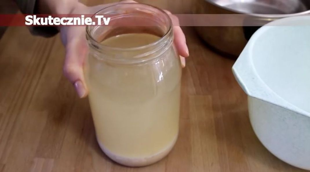 Seine Hauptzutat gibt der Suppe ihren Namen. Zurek – also vergorenes Roggenschrot – muss schon einige Tage vor der Zubereitung im Glas angesetzt werden.