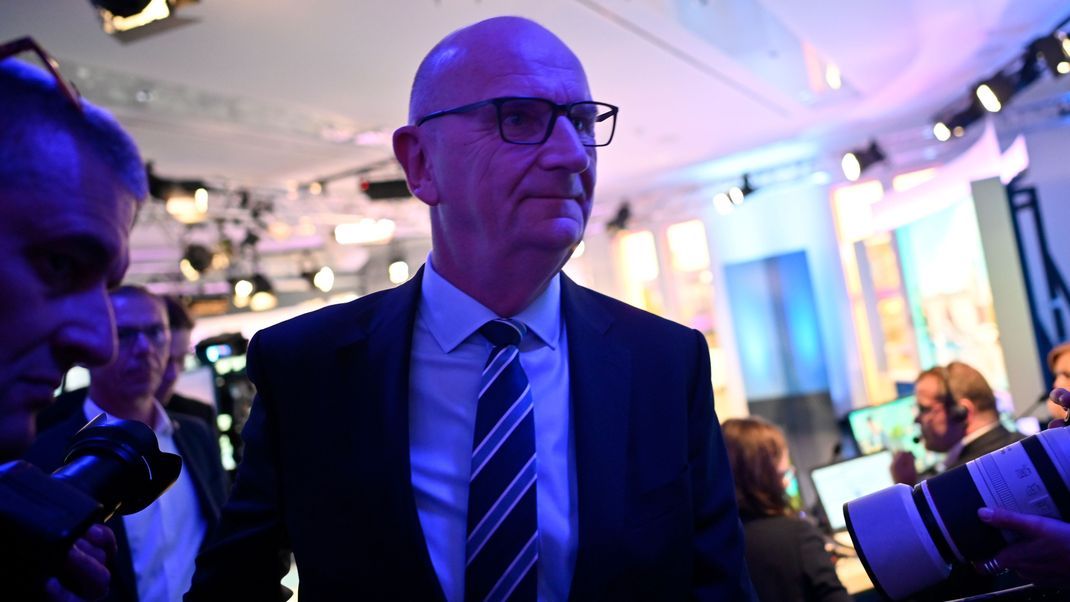 Dietmar Woidke, Ministerpräsdident und Vorsitzender der SPD in Brandenburg, geht am Wahlabend im Landtagsgebäude durch ein Fernsehstudio und wird dabei blau angeleuchtet. Am Sonntag wurde in Brandenburg ein neuer Landtag gewählt.