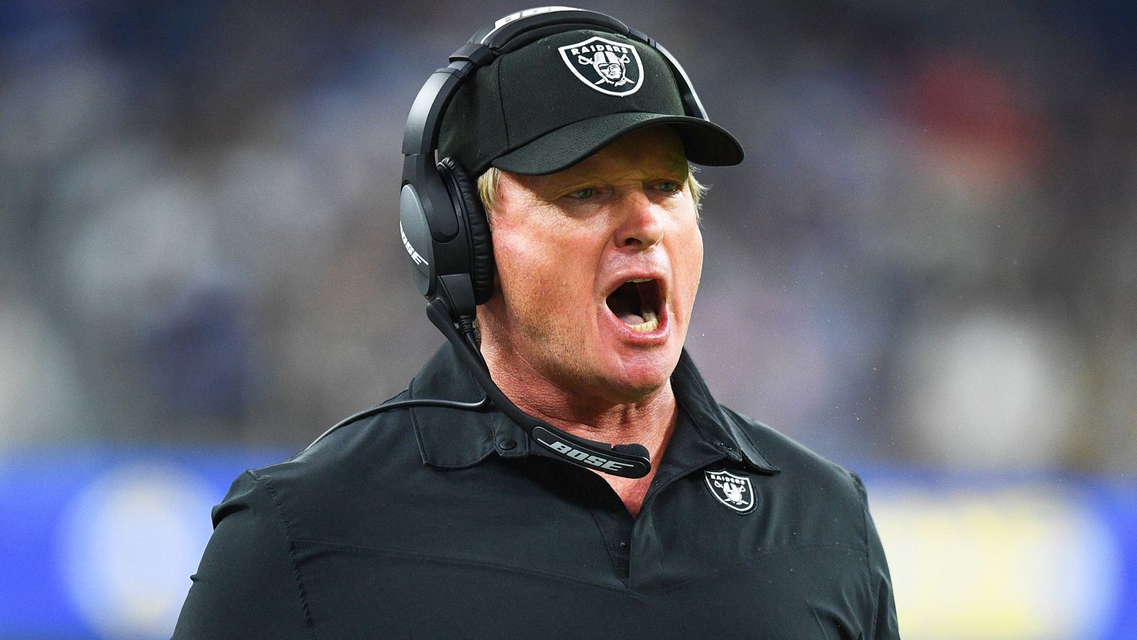 
                <strong>Der Gruden-Skandal</strong><br>
                Als im Oktober alte E-Mails an die Öffentlichkeit gelangten, in denen Head Coach Jon Gruden unter anderem DeMaurice Smith, den Vorsitzenden der Spielergewerkschaft NFLPA, rassistisch beleidigte und auch NFL-Commissioner Roger Goodell ("Schwuchtel") beschimpfte, bebte das Raiders-Universum und die NFL gleich mit. E-Mails mit rassistischen, sexistischen und homophoben Ansichten? Aus der Nummer kam Gruden nicht mehr heraus, er musste gehen. "Ich will keine Belastung für das Team darstellen", erklärte er dazu.
              