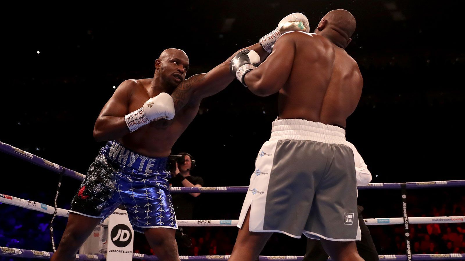 
                <strong>Dillian Whyte (Großbritannien)</strong><br>
                Dillian Whyte ist wohl die wahrscheinlichste Option für Joshuas nächste Titelverteidigung. Der "Bodysnatcher" bezwang gerade Dauerbrenner Derek Chisora in einer hochklassigen Schwergewichtsschlacht. Bereits im Vorfeld hatte Joshua Whyte im Falle eines Sieges ein Rematch in Aussicht gestellt. Das erste Aufeinandertreffen der beiden Intimfeinde hatte AJ 2015 durch TKO in der siebten Runde für sich entscheiden können - allerdings nicht, ohne selbst zu wackeln. Die Verhandlungen für den Rückkampf dürften sich einfach gestalten, schließlich sind beide Boxer beim Branchenprimus Matchroom unter Vertrag.
              