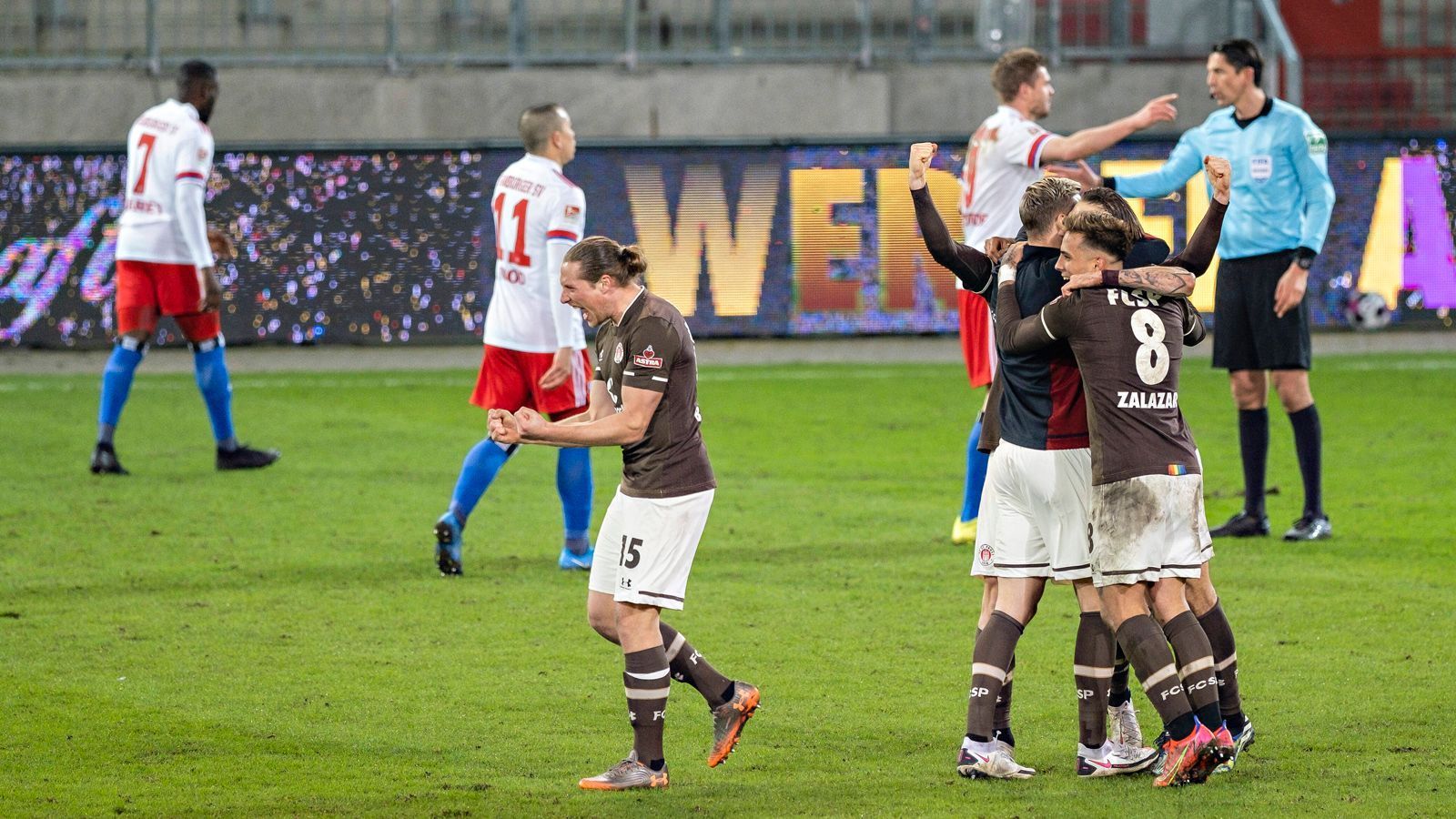 
                <strong>Platz 4: Hamburger SV (42 Punkte)</strong><br>
                Der späte Nackenschlag im Derby gegen St. Pauli setzte den Negativtrend des HSV nahtlos fort. Vier Spiele in Folge konnten die Rothosen nicht mehr gewinnen, nachdem der Klub zuvor zumeist in den Aufstiegsrängen lag. Nun wartet mit Holstein Kiel das nächste Derby. Spätestens bei einer erneuten Niederlage werden wohl Erinnerungen an die vergangenen Jahre wach, als der zwischenzeitliche Aufstiegskurs im letzten Saisondrittel noch verspielt wurde.
              