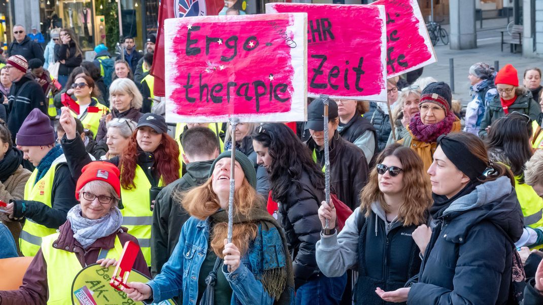 Bundesweiter Warnstreik an Krankenhäusern Streikende nehmen an einer Kundgebung auf dem Gänsmarkt in Hamburg teil. 