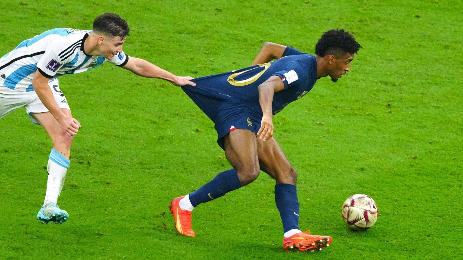 
                <strong>Kingsley Coman</strong><br>
                Mit dem Flügelflitzer betritt nach 70 Minuten der zweite Bayern-Profi den Rasen, er kommt für Griezmann in die Partie. Erst braucht Coman etwas, um in Fahrt zu kommen, doch dann leitet er Mbappes 2:2 auf. Vor Rabiots Chance wird er auf der linken Seite per Foul gestoppt, bringt den Ball aber in den Strafraum. In der Verlängerung kommt er nicht mehr so zur Geltung. Scheitert im Elfmeterschießen an Martinez. ran-Note: 3
              