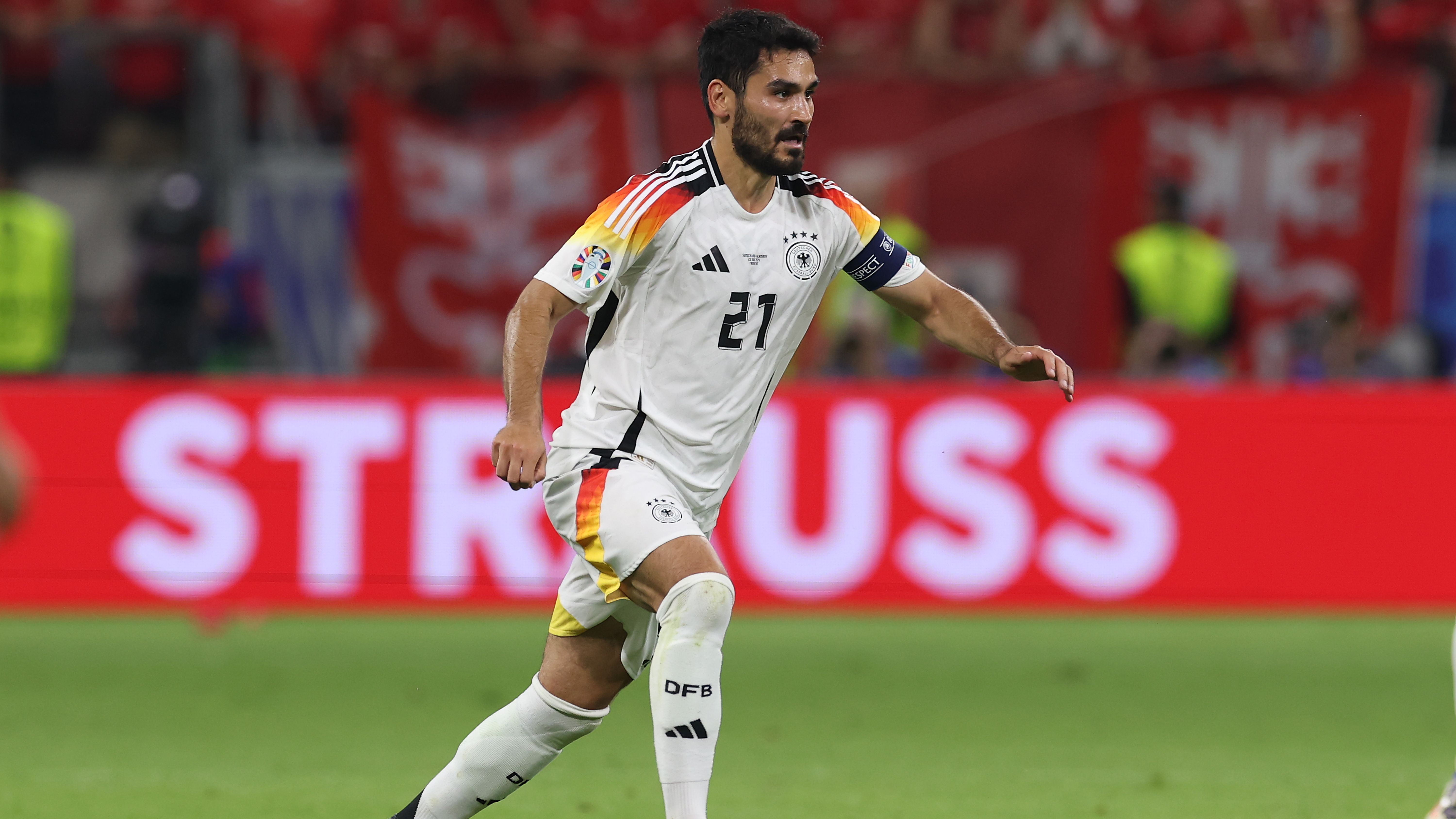 <strong>Ilkay Gündogan (20 Spiele als Kapitän)</strong><br>Im September 2023 ernannte der damalige Bundestrainer Hansi Flick den Mittelfeldspieler zum Kapitän der deutschen Nationalmannschaft. Insgesamt führte der gebürtige Gelsenkirchener das DFB-Team 20 Mal aufs Feld, unter anderem bei der Heim-EM 2024. Nach dem Turnier in Deutschland beendete Ilkay Gündogan seine Karriere in der Nationalmannschaft.