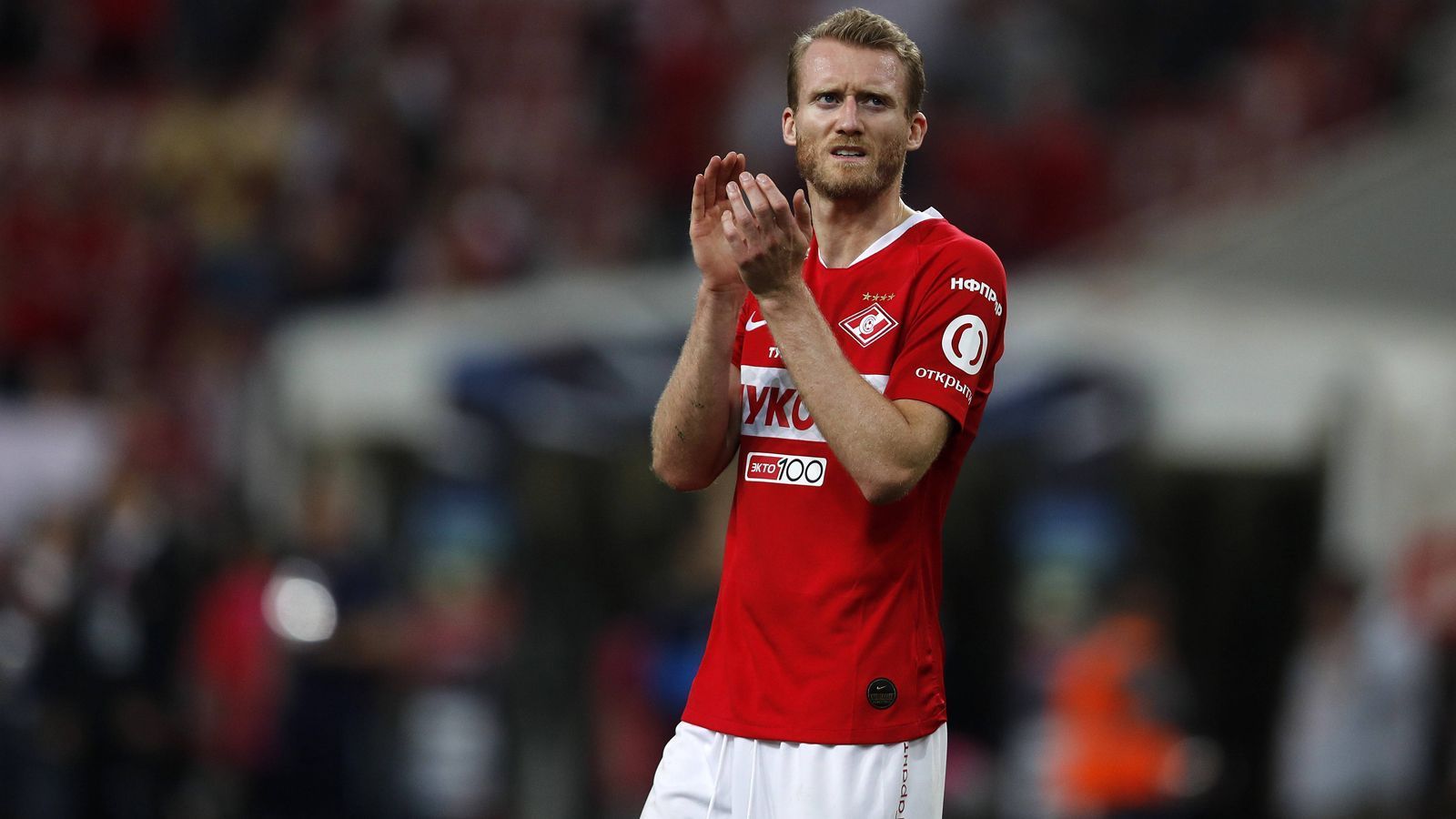 
                <strong>Andre Schürrle</strong><br>
                Mit 23 Jahren wurde Andre Schürrle 2014 Weltmeister, mit 29 Jahren ist die Karriere des Ex-Nationalspielers vorbei. Der Dortmunder, der zuletzt an Spartak Moskau verliehen war, gab Mitte Juli sein überraschendes Karriereende bekannt. "Die Entscheidung ist lange in mir gereift. Ich brauche keinen Beifall mehr", erklärte Schürrle im "Spiegel". Der gebürtige Ludwigshafener bestritt 57 Länderspiele für das DFB-Team und kickte auf Vereinsebene für Mainz, Leverkusen, Chelsea, Fulham, Wolfsburg, Dortmund und zuletzt eben Spartak Moskau. Im WM-Finale 2014 bereitete Schürrle einst den entscheidenden Treffer von Mario Götze zum 1:0-Sieg gegen Argentinien vor. 
              