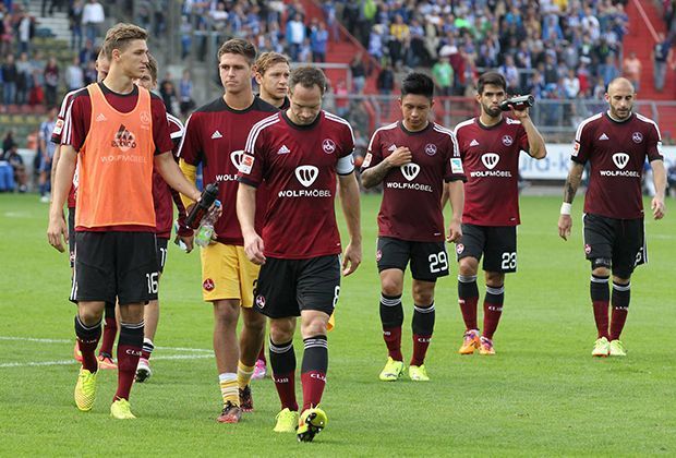 
                <strong>Fan-Eklat nach Nürnberg-Pleite</strong><br>
                Mit hängenden Köpfen schleichen die Club-Profis Richtung Auswärtsblock. Nach der 0:3-Pleite in Karlsruhe scheinen die Spieler zu ahnen, dass ihnen Gegenwind aus der Kurve droht. 
              