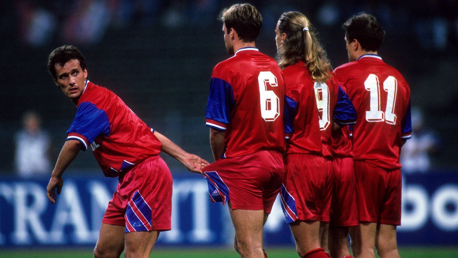 
                <strong>Paris St. Germain - FC Bayern München (Gruppenphase 1994/95, Hinspiel)</strong><br>
                Das erste Champions-League-Duell zwischen Paris St. Germain und den Bayern fand im September 1994 in der französischen Hauptstadt statt. Zum Auftakt der damaligen Gruppenphase mussten sich die Münchner um Markus Schupp (li.) bei PSG mit 0:2 geschlagen geben. George Weah und Daniel Bravo sorgten vor knapp 37.000 Zuschauern für die beiden PSG-Treffer. Für die Franzosen war das der Auftakt zu einer perfekten Gruppenphase mit sechs Siegen in ebenso vielen Spielen. 
              