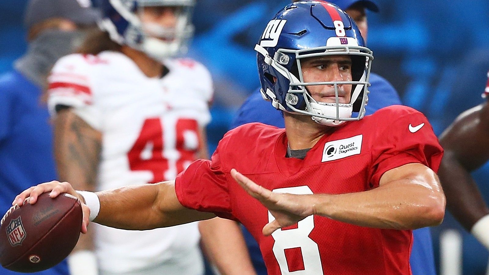 
                <strong>New York Giants: Daniel Jones (Offense)</strong><br>
                Daniel Jones hat in seinem Rookie-Jahr einige gute Ansätze gezeigt - mehr aber auch nicht. Denn Jones hatte auch klare Defizite in seinem Spiel. Er hielt den Ball regelmäßig zu lange in den Händen und verursachte so zahlreiche Sacks und Fumbles. Auf dem Papier stehen ihm dabei genügend Waffen zur Verfügung, die Jones nur noch konstanter bedienen muss. Kurios: Im vergangenen Jahr standen diese Waffen, also Evan Engram, Sterling Shepard, Darius Slayton, Saquon Barkley und Golden Tate bei keinem Snap gemeinsam auf dem Feld. Das ändert sich aller Voraussicht nach 2020, so liegt es an Jones, die PS der Offense auf die Straße zu bringen.
              