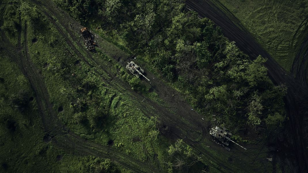 27.05.2023, Ukraine, Bachmut: Eine Luftaufnahme zeigt ein Schlachtfeld mit beschädigten russischen Panzern.