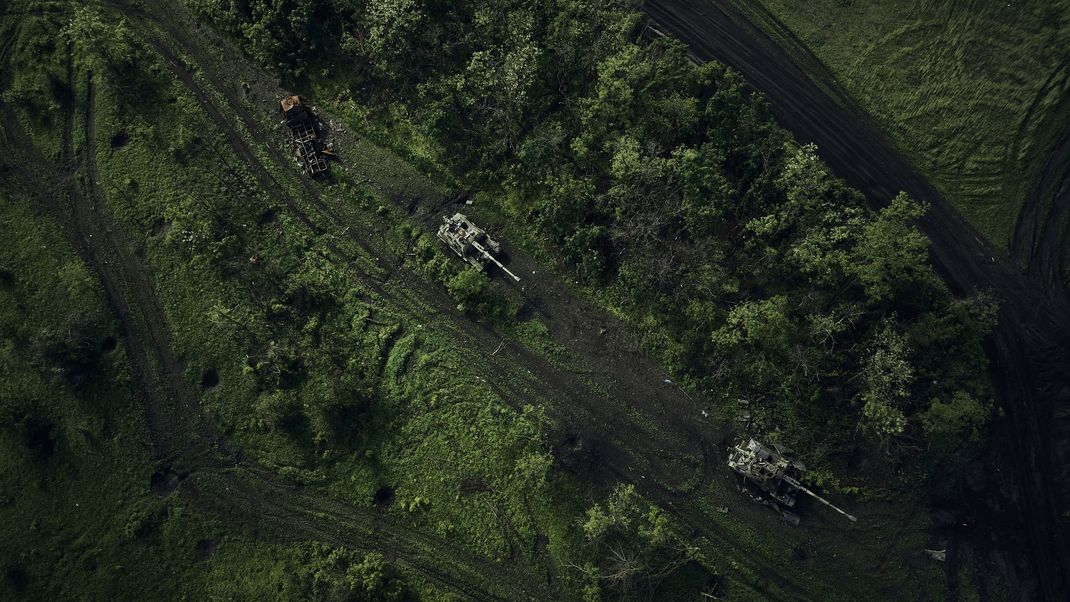 27.05.2023, Ukraine, Bachmut: Eine Luftaufnahme zeigt ein Schlachtfeld mit beschädigten russischen Panzern.