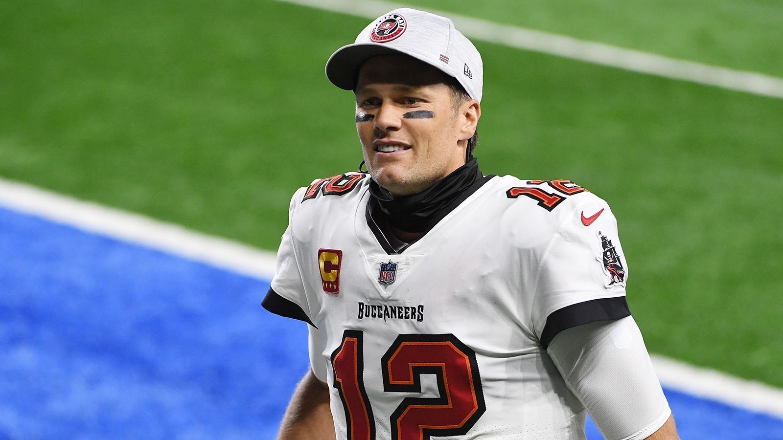 
                <strong>Brady kann es auch in Tampa</strong><br>
                Der Saisonstart war holprig, doch von Spiel zu Spiel konnte sich Tom Brady nach seinem spektakulären Wechsel von den New England Patriots zu den Tampa Bay Buccaneers steigern. 40 Touchdown-Pässe stehen nach der Regular Season zu Buche, die zweitmeisten seiner Karriere - 2007 waren es sogar 50. Damit ist "TB12" erst der fünfte Quarterback in der Geschichte der NFL, der es schafft in zwei Saisons mindestens 40 Touchdown-Pässe aufzulegen. Vorher schafften das nur Aaron Rodgers (sogar dreimal), Drew Brees, Peyton Manning und Dan Marino.
              