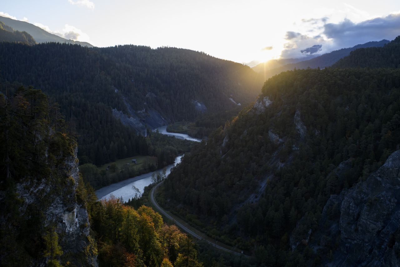Die Rheinschlucht (auch: Ruinaulta) im Schweizer Kanton Graubünden trägt den passenden Spitznamen "Swiss Grand Canyon". Die 13 Kilometer lange Schlucht bietet zahlreiche Wanderwege und Aussichtsplattformen mit atemberaubendem Ausblick.