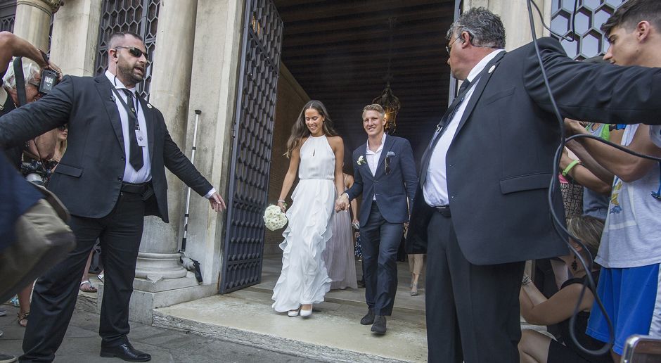 
                <strong>Bastian Schweinsteiger heiratet Ana Ivanovic</strong><br>
                Am Dienstag ist es dann soweit! Schweinsteiger und Ivanovic sagen in Venedig "Ja"!. ran.de hat die Bilder der romantischen Hochzeit.
              