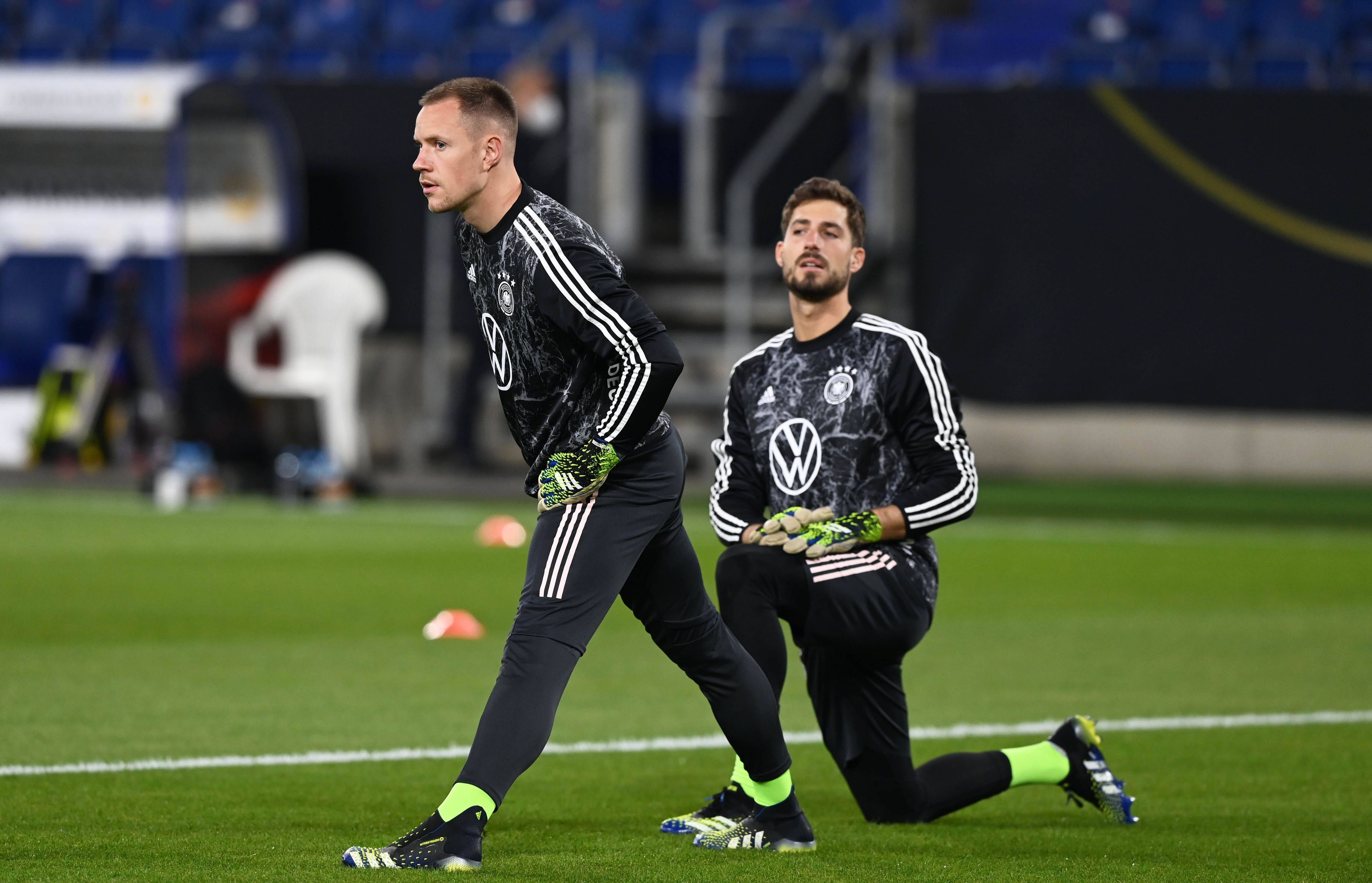 
                <strong>Fazit</strong><br>
                Beide Torhüter wollen nicht nur ins Halbfinale der Europa League, sondern als zweiter Torwart hinter Manuel Neuer mit nach Katar zur WM reisen. So eng war die Entscheidung um den zweitbesten deutschen Keeper schon lange nicht mehr. Doch auch, wenn Trapp eine starke Saison zeigt und den Frankfurtern in dieser Saison einige Punkte rettete, ist ter Stegen noch ein Stück vor ihm. Spätestens seit Xavi bei Barcelona das Traineramt übernahm, hat der ehemalige Mönchengladbacher wieder zu alter Stärke zurückgefunden und geht als Favorit ins Torwartrennen. Heute im Viertelfinal-Hinspiel, und auch für die anstehende WM.
              