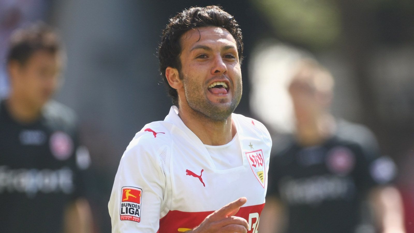 
                <strong>Mittelfeld: Yildiray Bastürk</strong><br>
                Für viele VfB-Fans ein Transfer, der den Anfang vom Ende einleitete. Bastürk wurde im Sommer 2007 verpflichtet. Vermutlich feierte derjenige, der in Stuttgart für den Vertrag des Türken verantwortlich war, die frisch eingetütete Meisterschaft ein wenig zu hart. Drei Jahre und jährlich drei Millionen Euro kassierte Bastürk bei den Schwaben. An die Erwartungen, die in ihn gesetzt wurden, kam er niemals ran. 26 Spiele in Jahr eins folgten insgesamt fünf weitere über die folgenden beiden Spielzeiten. Ein teures Missverständnis.
              