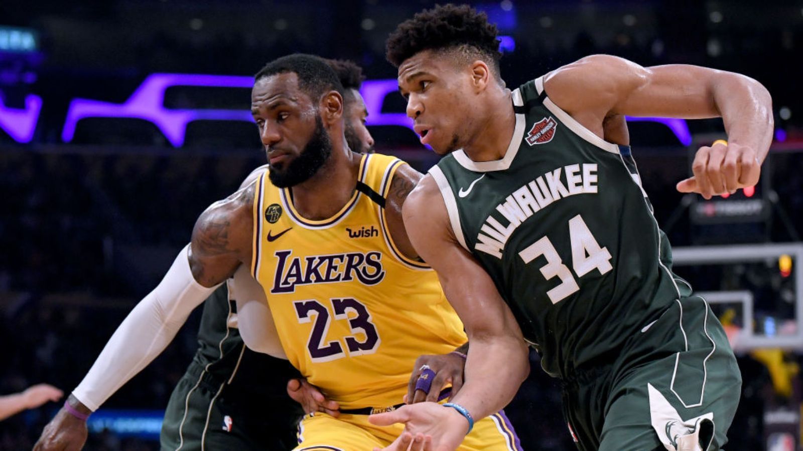 
                <strong>Die Teilnehmer des All-Star Games 2021</strong><br>
                Nachdem das All-Star Game der NBA in der vergangenen Saison aufgrund der Corona-Pandemie ausfallen musste, durften sich die beiden Kapitäne LeBron James und Kevin Durant wieder einen Kader aus den nominierten Spielern zusammenstellen. ran zeigt, welche Stars es ins prestigeträchtige Spiel geschafft haben. (Statistiken aus der Saison 2021, pro Spiel)
              