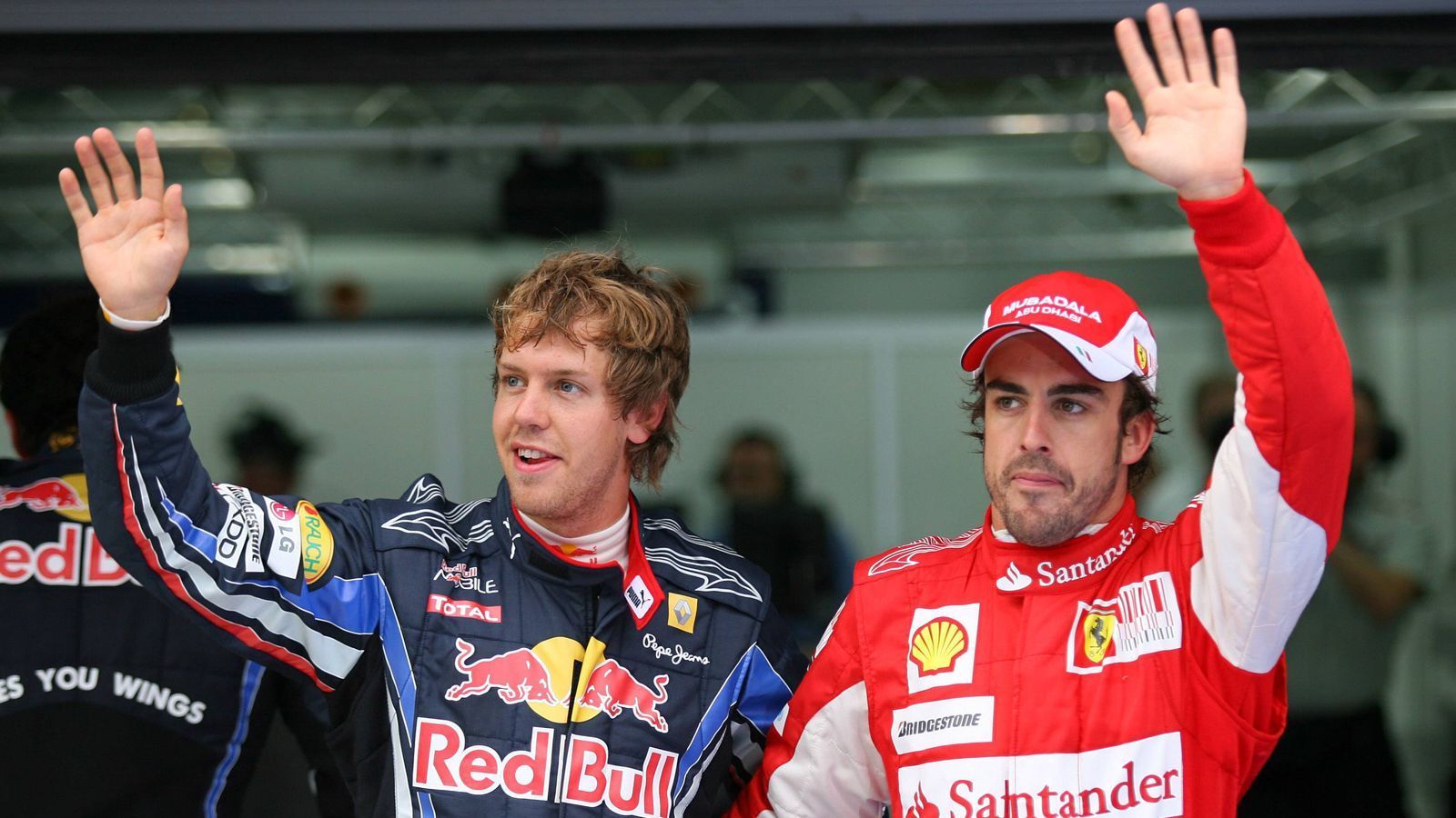 
                <strong>Formel 1: Fernando Alonsos spektakuläre Karriere</strong><br>
                2010 geht er zu Ferrari – und hat prompt den Titel vor Augen. Zum Finale geht er mit 246 Punkten auf dem Konto, Mark Webber hat 238, Sebastian Vettel 231. Eine strategische Fehlentscheidung während des Rennens spült Vettel zu seinem ersten Titel, Alonso geht leer aus, hat vier Punkte zu wenig.
              