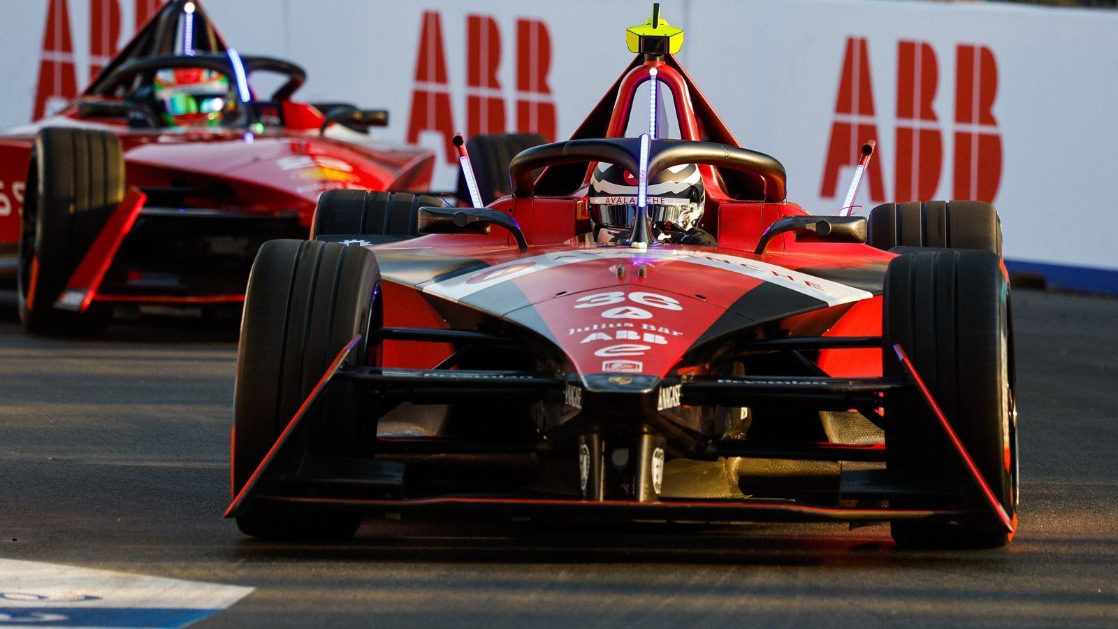 
                <strong>Andre Lotterer (Andretti)</strong><br>
                Ganz generell war mehr drin, denn bis zu seinem Ausfall fuhr sein Teamkollege Dennis um einen Podiumsplatz mit. Unter dem Strich machte Lotterer aus der miserablen Ausgangsposition das Beste. "Wir haben uns im Rennen gut zurückgekämpft. Wir haben mit den Jungs gekämpft, die Vierter und Fünfter geworden sind, dort hätten wir auch landen können", sagte Lotterer: "Wir haben sehr viele Lektionen gelernt und beim nächsten Rennen pushen wir noch mehr."
              