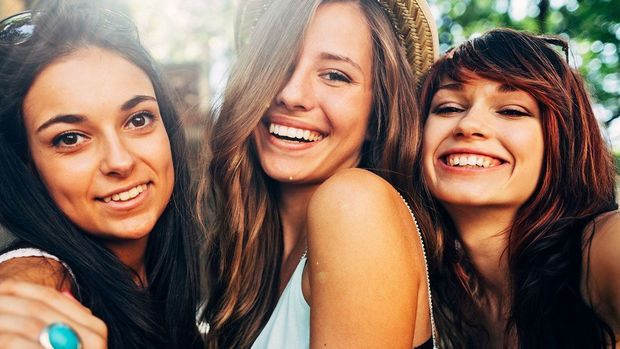 Welche Haarfarbe passt zu deinem Typ? Wir haben die Fakten in unserem Beauty-Artikel für dich. 
