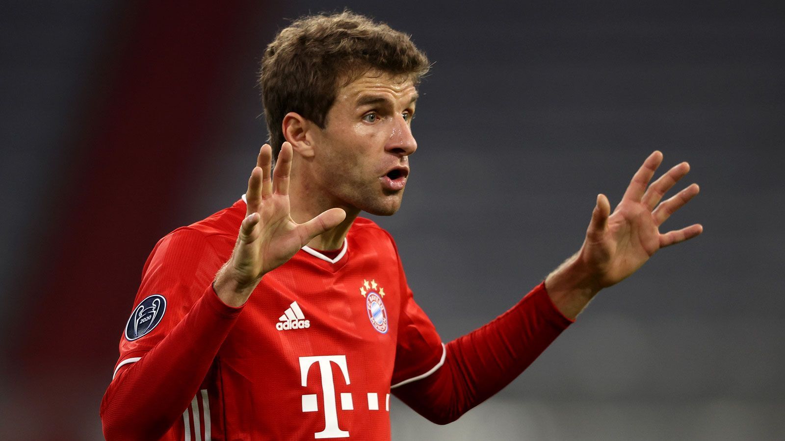 
                <strong>Thomas Müller</strong><br>
                Gute Kopfballvorlage für Süle nach Ecke von Kimmich. Sieht dann fälschlicherweise nach 20 Minuten den gelben Karton. Beschwert sich in der Folge lautstark: "Wir spielen gegen Atletico Madrid, die größten Rabauken im europäischen Fußball. Und das ist dann Gelb, oder was", ist deutlich über die Außenmikrofone zu hören. Ist, trotz seiner ungewohnten Positionierung auf Rechtsaußen, überall zu finden. Wieder viel gelaufen, aber mindestens genauso viel gesprochen. Im Zentrum dann doch nochmal das entscheidende Stück besser. ran-Note: 3
              