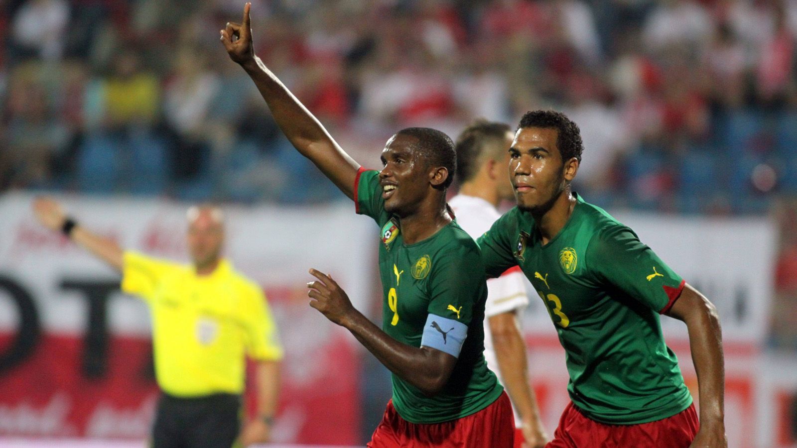 
                <strong>Nationalspieler von Kamerun an der Seite von Eto'o</strong><br>
                Choupo-Moting durchlief zwar mehrere deutsche U-Nationalmannschaften bis hin zur U21, spielte als A-Nationalspieler allerdings für Kamerun – dem Land seines Vaters. Bei den Weltmeisterschaften 2010 und 2014 stand er auf dem Platz und spielte an der Seite des Weltstars Samuel Eto'o. Bislang absolvierte er 68 Länderspiele für Kamerun.
              