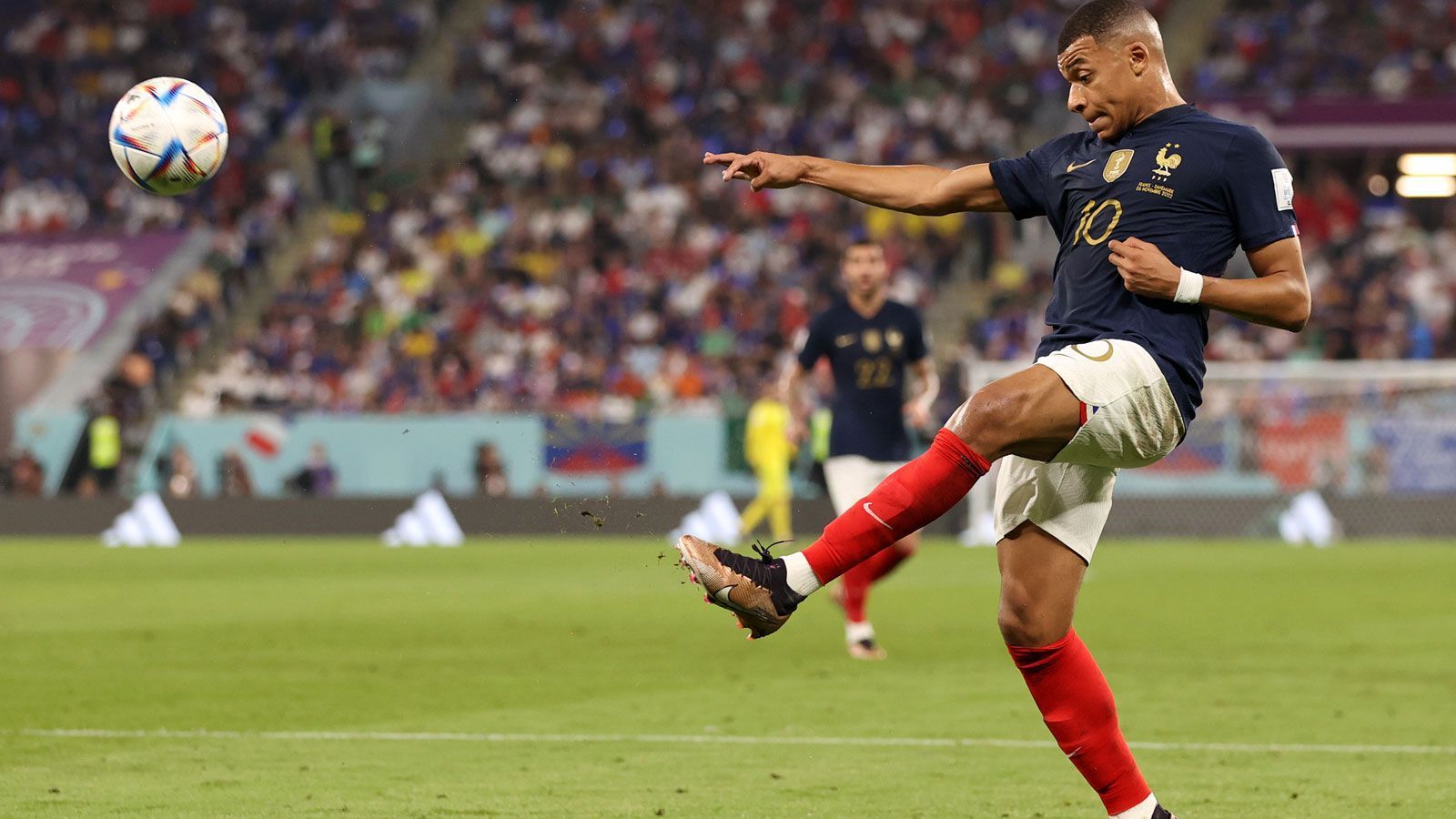 
                <strong>Mbappe legt auf und vergibt selbst</strong><br>
                Auch danach ist er von den Skandinaviern kaum zu halten, an diversen Chancen beteiligt. Nach einer guten halben Stunde legt Mbappe für Jules Kounde auf, nach 40 Minuten setzt er auf Zuspiel von Ousmane Dembele von der rechten Seite den Ball zentral aus 13 Metern über das Tor.
              