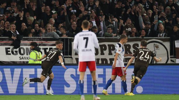 <strong>Saison 2022/23 - 12. Spieltag</strong><br>Stadtderby in Hamburg: Der FC St. Pauli empfängt den Hamburger Sportverein. Auf den ersten Blick ein Pflichtsieg für die Rothosen, die unter Walter die Tabelle anführen. Das Spiel entwickelt sich jedoch zum blanken Horror für den HSV. Die abstiegsbedrohten Kiezkicker erwischen einen Sahne-Tag und zerschießen den Rivalen. Nach 90 Minuten heißt es 3:0 für den Underdog. Eine Schmach für den Verein.