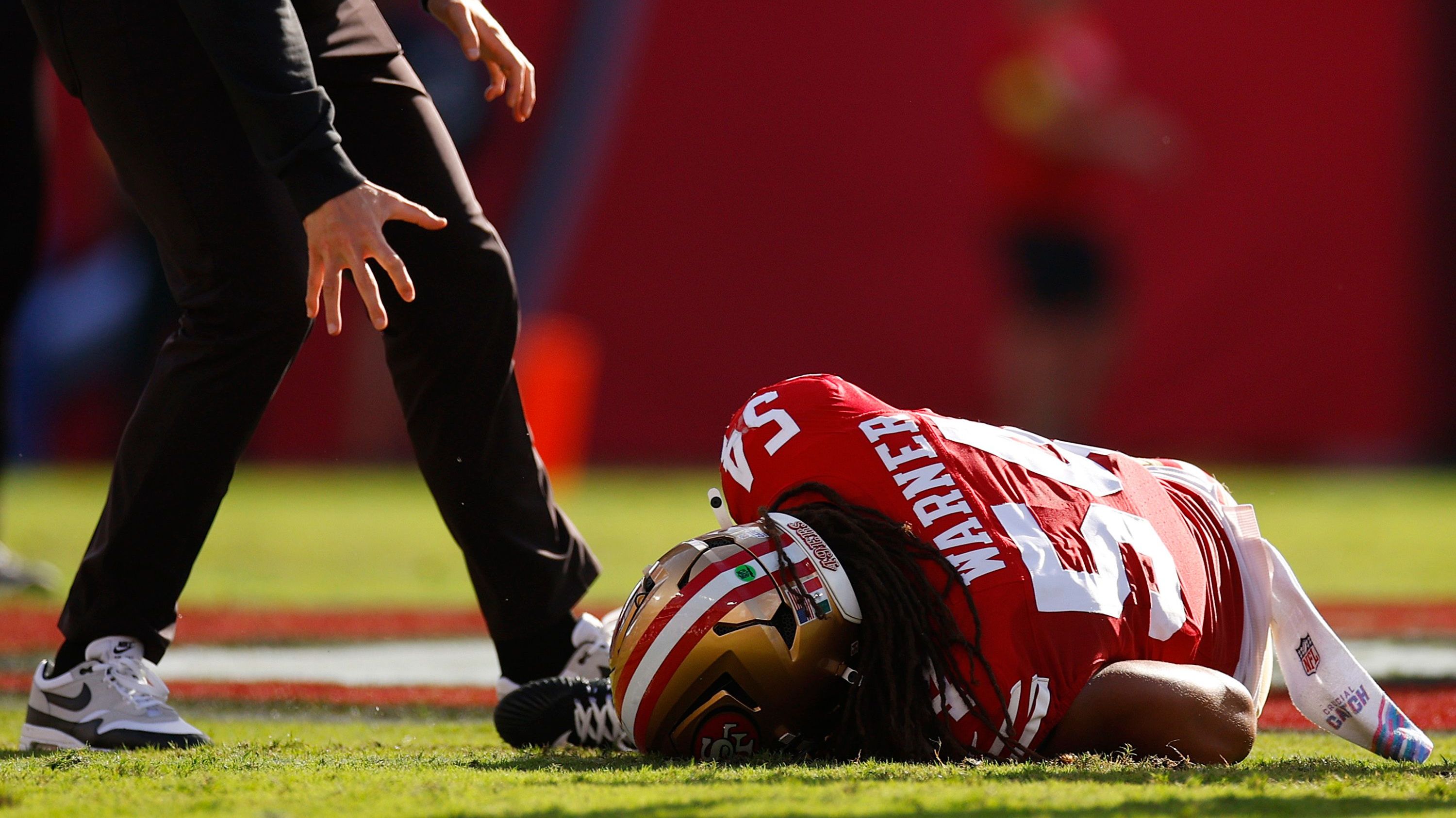 <strong>Fred Warner (San Francisco 49ers)</strong><br>Das Verletzungspech der 49ers nimmt einfach kein Ende. Nun hat es einen weiteren Leistungsträger der Defensive erwischt: Linebacker Fred Warner wird den Rest der Saison verpassen, nachdem er sich beim Spiel am Sonntag gegen die Buccaneers sein Sprunggelenk nicht nur auskugelte, sondern auch brach. Das bestätigte Head Coach Kyle Shanahan, der zudem erklärte, dass Warner operiert werden muss.