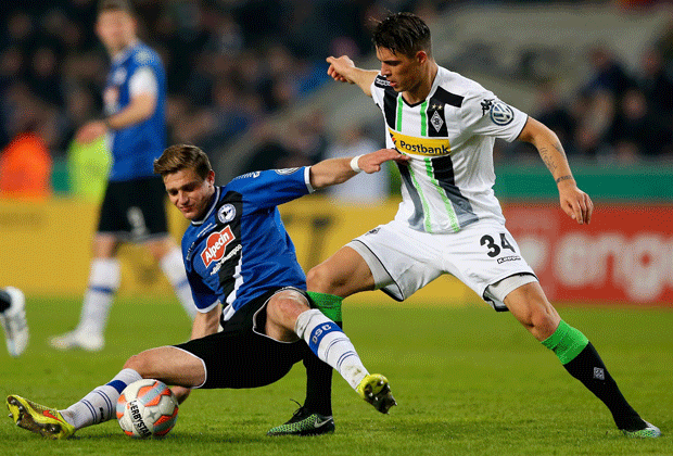 
                <strong>Granit Xhaka</strong><br>
                Trotz der Niederlage gegen Bielefeld kann sich Granit Xhaka eine neue Bestmarke gutschreiben. Mit insgesamt 200 Ballkontakten setzte der Gladbachs Mittelfeldmotor eine neue Bestmarke im DFB-Pokal.
              